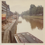 860018 Gezicht over de Stadsbuitengracht van bij de Rijnkade te Utrecht naar het zuiden, met links de ...